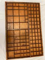 Letterkast met mini figuurtjes 84 / 55 cm, Antiek en Kunst, Curiosa en Brocante, Ophalen