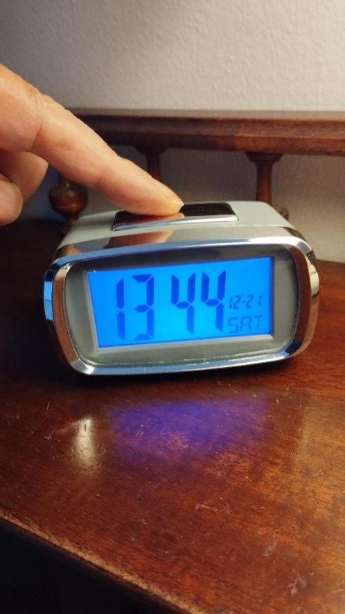 Digitale wekker met dag- en datum achtergrondverlichting, Elektronische apparatuur, Wekkers, Zo goed als nieuw, Digitaal, Verzenden