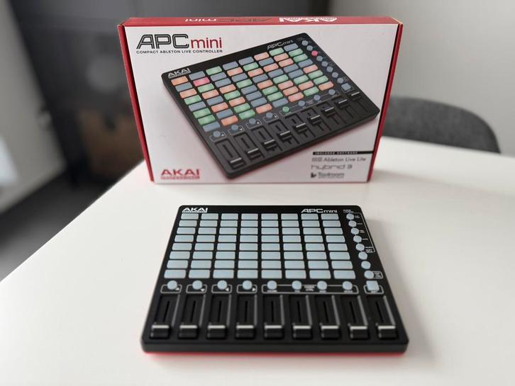 Akai APC Mini MIDI Controller – Compleet in doos, Muziek en Instrumenten, Midi-apparatuur, Zo goed als nieuw, Ophalen of Verzenden