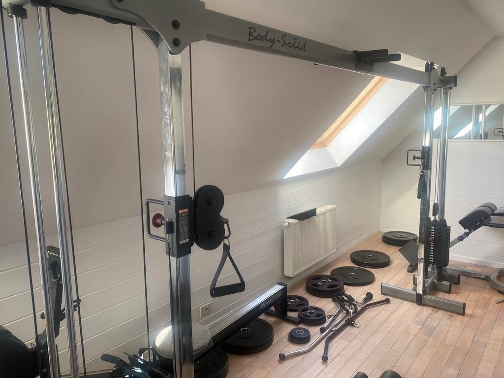 VIS-À-VIS CABLE CROSSOVER PRO – BODY SOLID DELUXE GDCC250, Sports & Fitness, Équipement de fitness, Enlèvement, Comme neuf, Bras