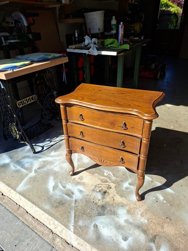 Petite  commode ( sauteuse), Enlèvement, Chêne