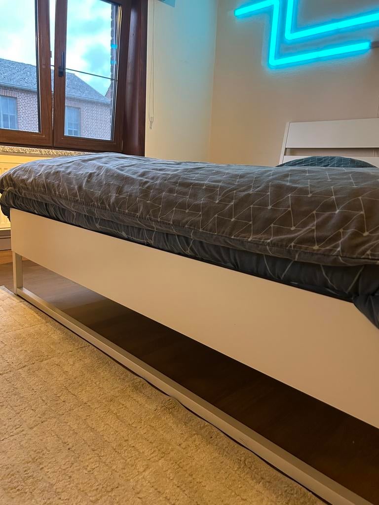Ikea bed , 2 nachtkastjes en een grote  ladekast, Huis en Inrichting, Ophalen