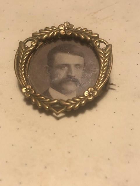 Broche porte photo avec photo d'ancêtre, Enlèvement ou Envoi, Bronze, Broche, Doré