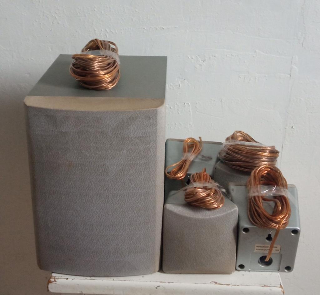 Lot de haut-parleurs : 1 subwoofer et 4 haut-parleurs, Enlèvement, Utilisé, Subwoofer