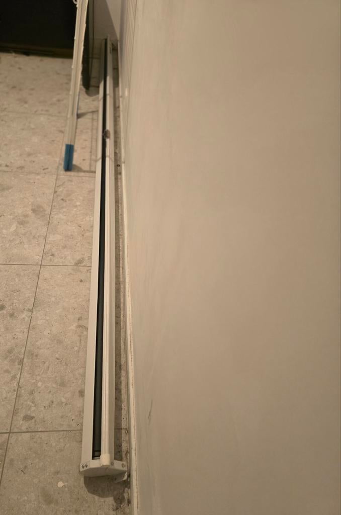 Écran de projection Elite Screens M135XWH2 en bon état., TV, Hi-fi & Vidéo, Écrans de projection, Manuel, Enlèvement ou Envoi