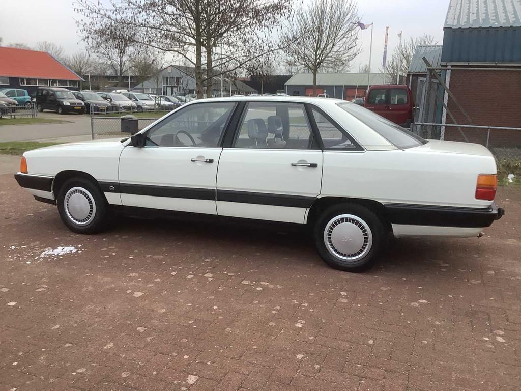 1986 Audi 100 1.8 Oldtimer, Auto's, Automaat, Overige brandstoffen, Bedrijf, Berline