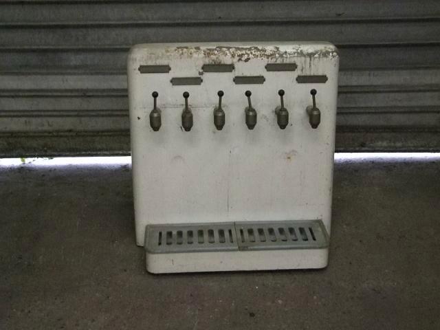 Distributeur de fluide, Autos : Divers, Garages