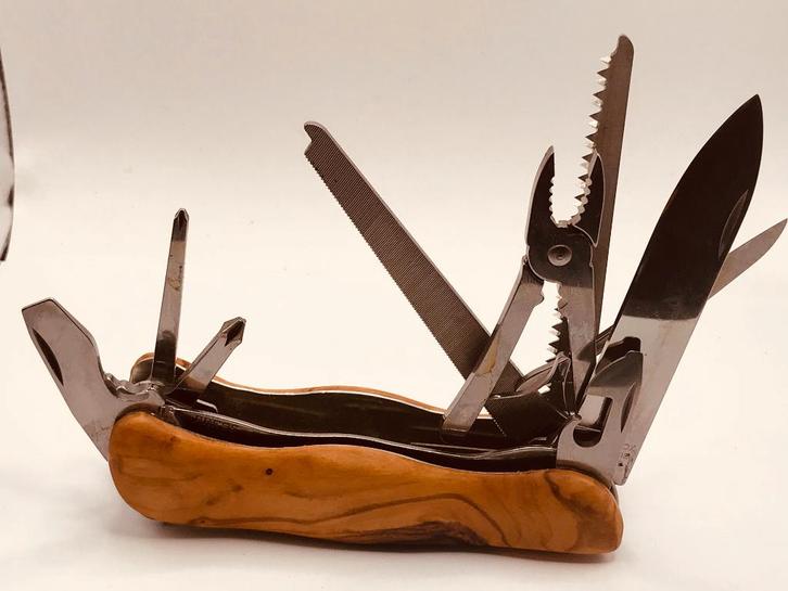 Victorinox WorkChamp Wood Olive 111 mm, six couches d'outils, Caravanes & Camping, Outils de camping, Comme neuf, Enlèvement ou Envoi