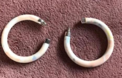 Grandes créoles à motifs fleuris, Bijoux, Sacs & Beauté, Boucles d'oreilles, Enlèvement ou Envoi, Utilisé, Blanc, Autres matériaux