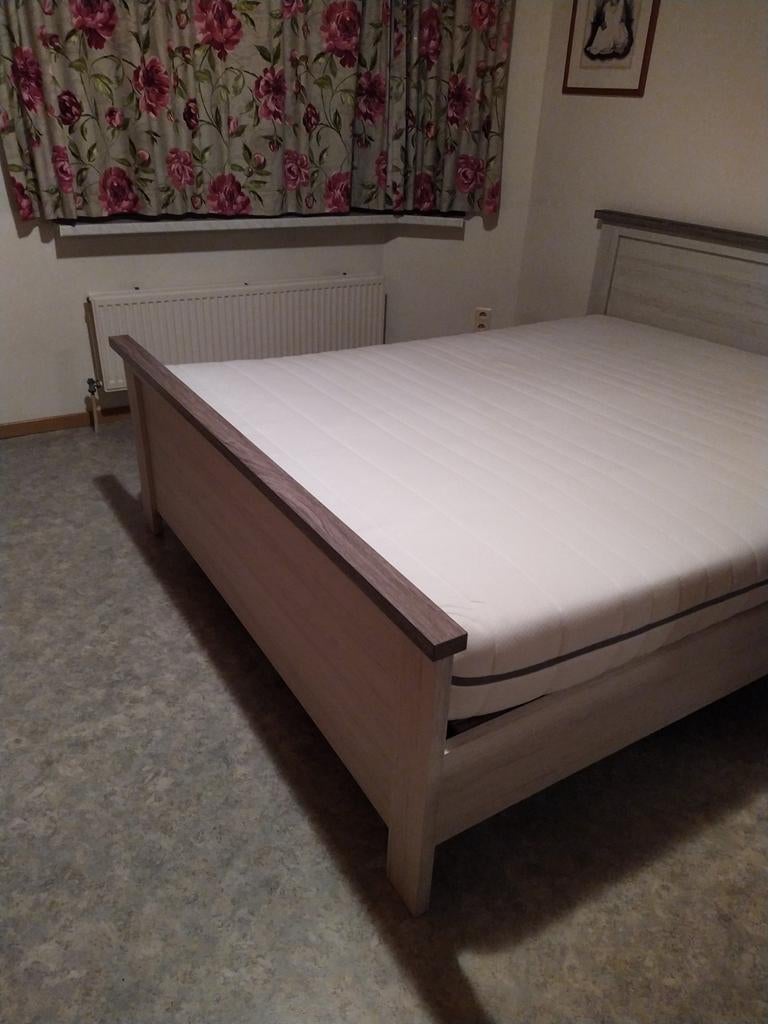 Bed 160x200 + matras + 2 lattenbodems 80x200, Ophalen
