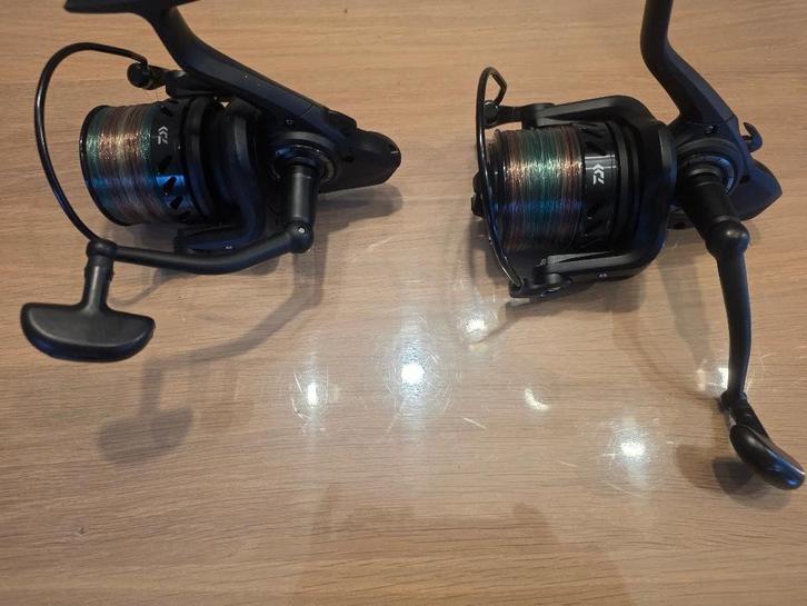 2 karpermolens DAIWA Black Widow 5000 LDA, Watersport en Boten, Hengelsport | Karpervissen, Zo goed als nieuw, Molen, Ophalen of Verzenden