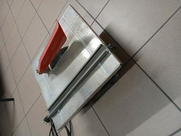 Tegelnijder beschikbaar voor biedingen