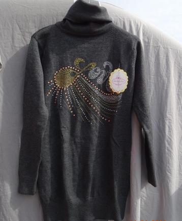 Trui Medium met rolkraag LOVE met steentjes afgewerkt ,Nieuw beschikbaar voor biedingen