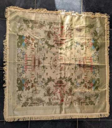 Chinees zijden tafelkleed uit het begin 20e eeuw. beschikbaar voor biedingen