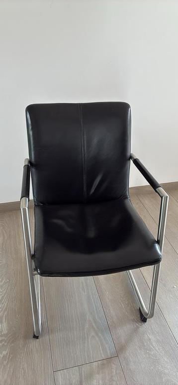 8 eetkamer stoelen beschikbaar voor biedingen