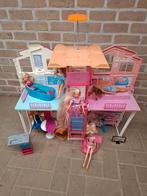Barbiehuis met lift en 7 barbiepoppen, Kinderen en Baby's, Speelgoed | Poppenhuizen, Ophalen, Zo goed als nieuw