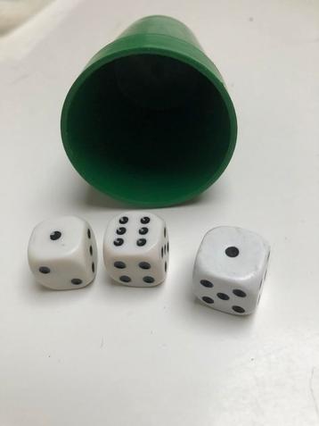 Drie dobbelstenen in dobbelpot beschikbaar voor biedingen