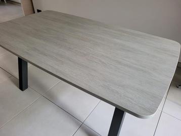 Eettafel (160x85cm) + kast als nieuw beschikbaar voor biedingen
