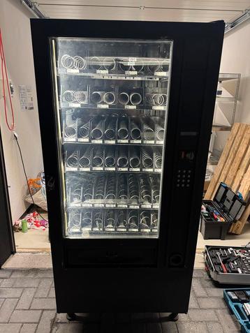 Combiautomaat vending machine voor snoep en drinken beschikbaar voor biedingen