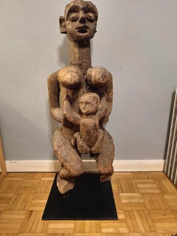 Groot zwangerschapsbeeld van Bamileke? Kameroen, Afrika beschikbaar voor biedingen