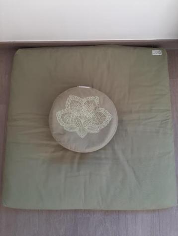 Meditatiekussen + meditatiemat + yogamat beschikbaar voor biedingen