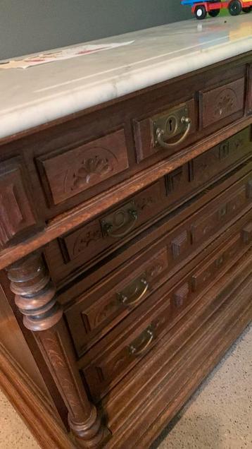 Antieken vol houten laden kast met marmeren bovenblad  beschikbaar voor biedingen