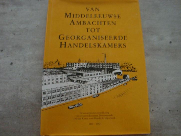VAN MIDDELEEUWSE AMBACHTEN TOT GEORGANISEERDE HANDELSKAMERS, Livres, Politique & Société, Utilisé, Enlèvement ou Envoi