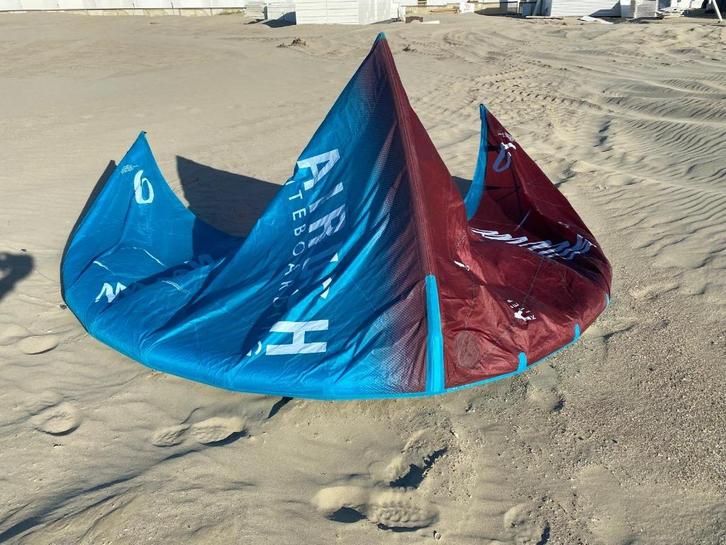 Pakket 2x Kite (Airush Ultra 9 + Airush Ultra 4)+ 1 bar, Watersport en Boten, Kitesurfen, Nieuw, Kite, 9 m², Geen board, Ophalen
