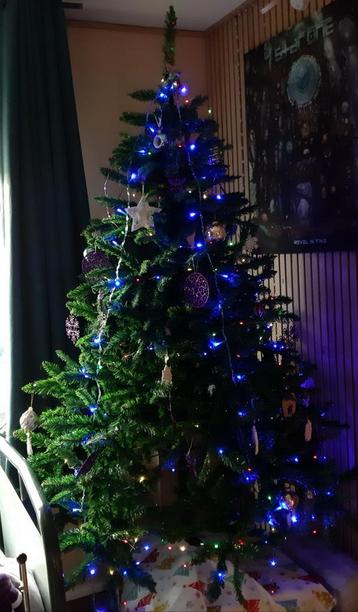 Kunstkerstboom. 180/144 cm met voet. beschikbaar voor biedingen