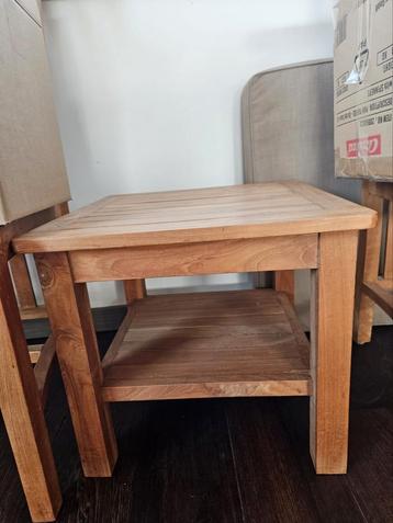 Bijzettafel beschikbaar voor biedingen