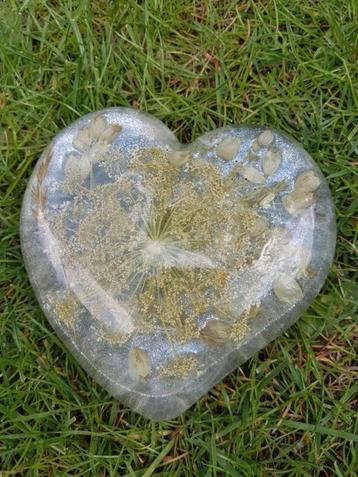 bloemen in epoxy hars , hart , liefde , kado beschikbaar voor biedingen