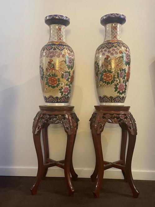2 Chinese handgeschilderde vazen + luxe voetstukken – Eyecat, Huis en Inrichting, Woonaccessoires | Vazen, Zo goed als nieuw, 50 tot 75 cm