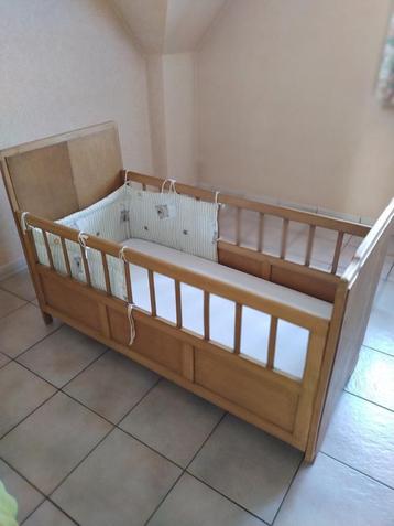 Kinderbed met matras en hoofdbeschermer beschikbaar voor biedingen