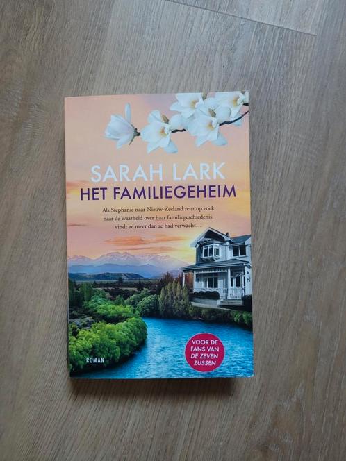 Sarah Lark - Het familiegeheim, Boeken, Literatuur, Zo goed als nieuw, Ophalen of Verzenden