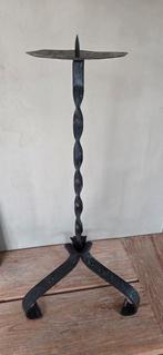 Grote smeedijzeren kandelaar met vintage kaars, Antiek en Kunst, Ophalen