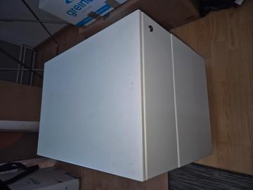 2 witte bureau kasten  beschikbaar voor biedingen