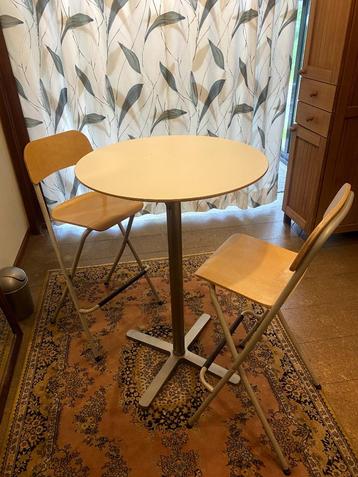 bartafel en stoelen beschikbaar voor biedingen