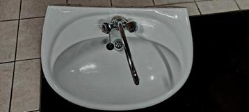 Lavabo met kraan beschikbaar voor biedingen