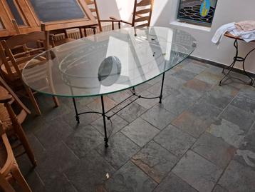 À donner Table en verre avec pieds en fer forgé  beschikbaar voor biedingen