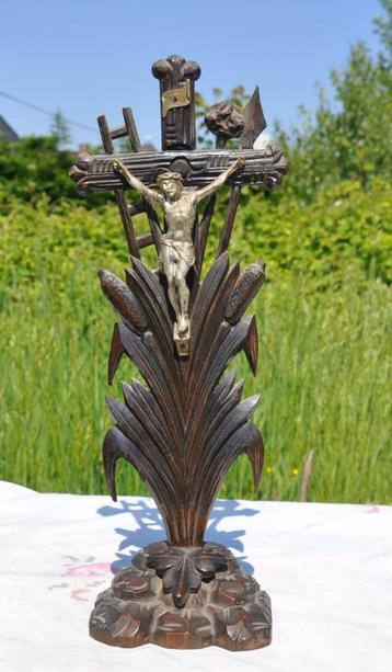 crucifix de la passion en bois et regule  beschikbaar voor biedingen