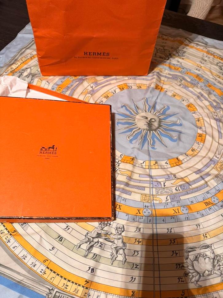 Hermès carré 90 “Dies et Hore” – 100% zijde met doos & tas, Antiquités & Art, Art | Objets design, Enlèvement