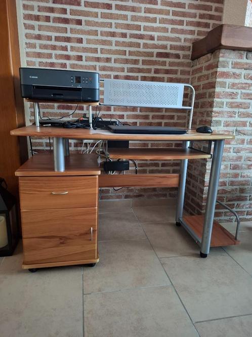 bureau en bureaustoel, Huis en Inrichting, Bureaus, Zo goed als nieuw, Bureau, Met wielen, Ophalen