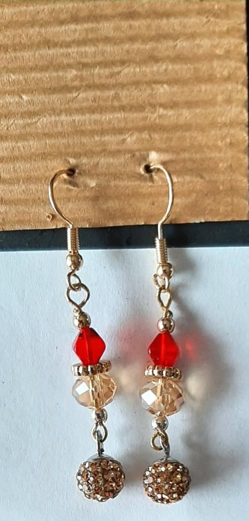 Te koop: Leuke oorbellen. Goud-rood, lang., Handtassen en Accessoires, Oorbellen, Nieuw, Hangers, Overige materialen, Rood, Met strass