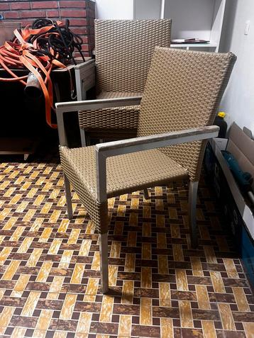 Mooie tuinstoelen beschikbaar voor biedingen