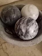Marmeren ballen in betonnen schaal, Antiek en Kunst, Ophalen of Verzenden