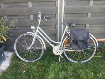 Fiets met draagtas beschikbaar voor biedingen