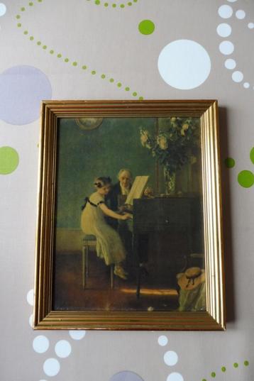 Oude prent in oude kader: Meisje aan piano beschikbaar voor biedingen