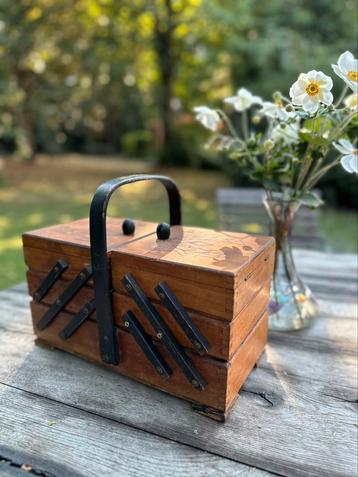 Vintage houten naaidoos – harmonica model –  eikenbladmotief beschikbaar voor biedingen