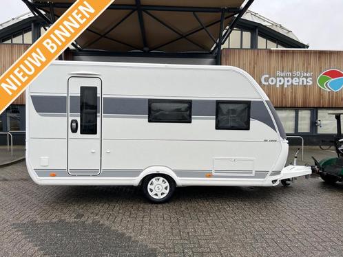 Hobby De Luxe 440 SF 2024 NIEUW BINNEN!, Caravans en Kamperen, Caravans, Bedrijf, tot en met 4, 1000 - 1250 kg, Treinzit, Hobby