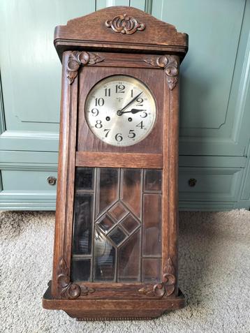 Antieke wandklok met slinger van F. Mauthe beschikbaar voor biedingen